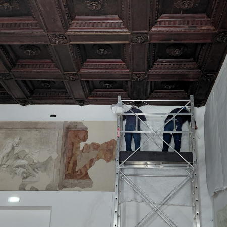 veduta dei lavori di copertura con operai su un trabattello